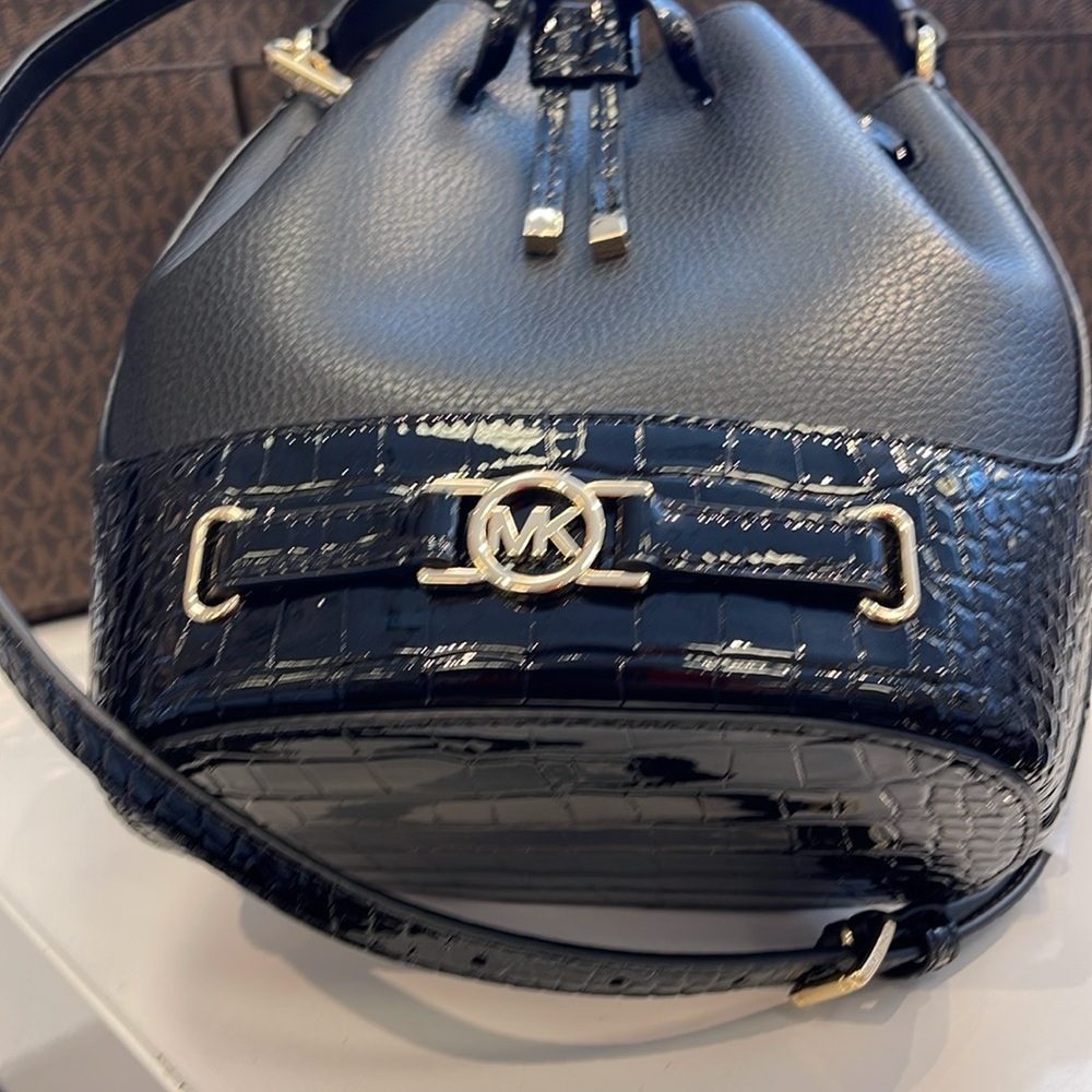 MICHAEL KORS 
Reed Medium Pebbled Leather Belted Bucket Messenger Satchel Crossb - Picture 7 of 16